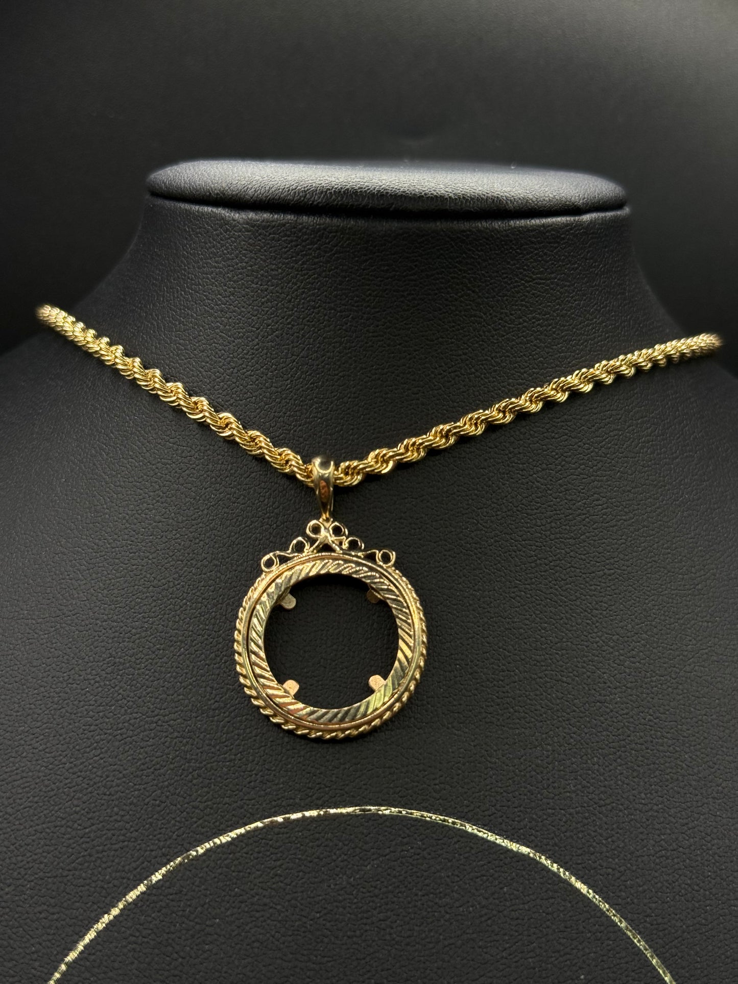 HALF SOV MOUNT PENDANT